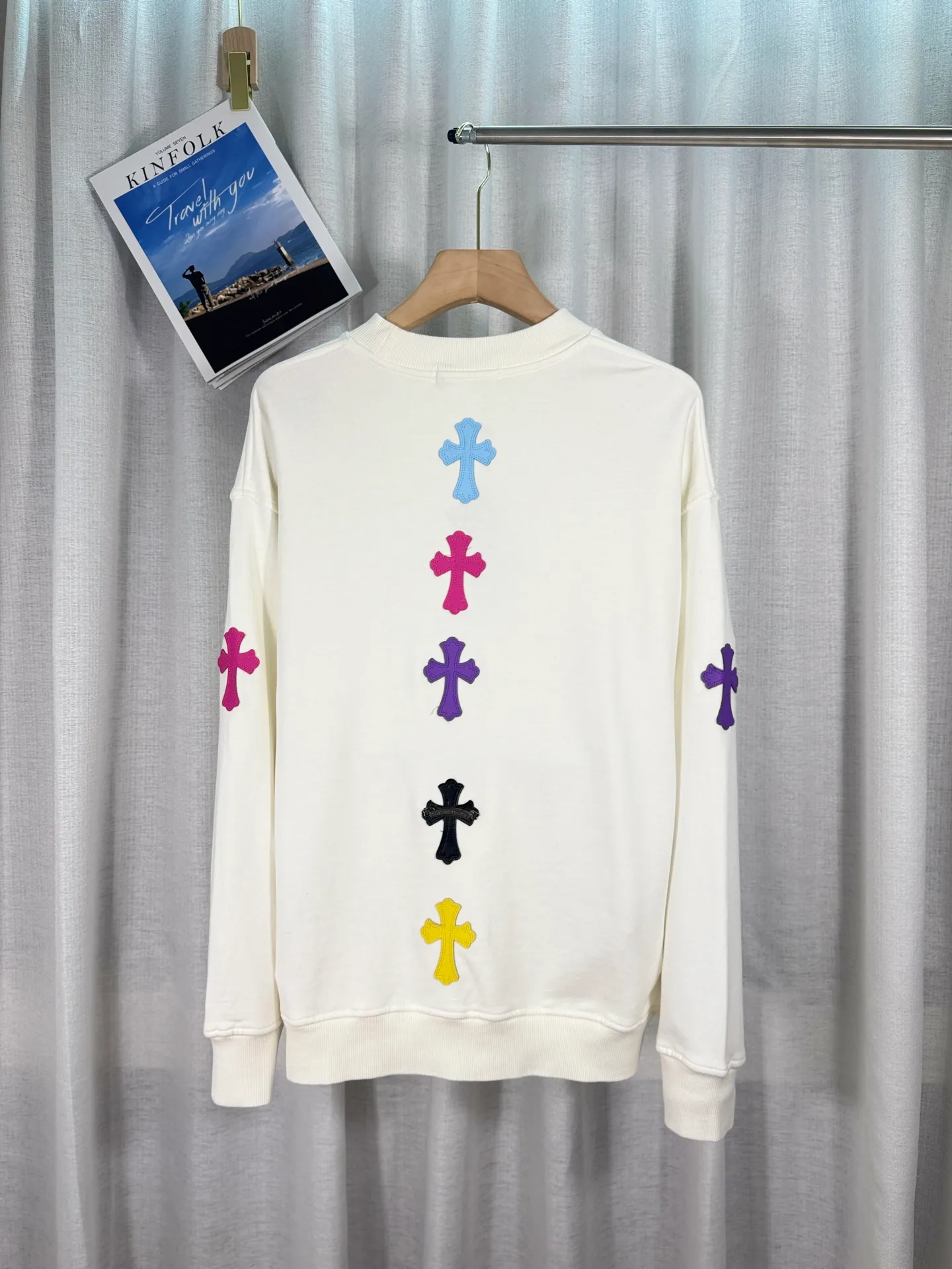 P260 top version, real shot without P, ​​different from market currency) 𝗖𝗵𝗿𝗼𝗺𝗲 𝗛𝗲𝗮𝗿𝘁𝘀/Cro Heart 2025 washed patch embroidery autumn and winter new original single counter American laser burnt 3D three-dimensional color embroidered couple casual sweatshirt 👑The highest version! Customized fabric 420g tripe terry fabric! American acid-washed and distressed original fabric laser burnt ✟appliqué embroidery and exquisite embroidery of letters! The best-selling model in the counter, very comfortable to wear. Accessories: original molded and authenticated collar label➕100% silk wash label. Genuine purchase-grade original hangtag➕matching hanging rope➕3D hanging beads➕original packaging bag. Craftsmanship: The original version has consistent wiring! The highest version of the armhole matching technique! Color: White Black Size: S M L XL Style No.: 9303
